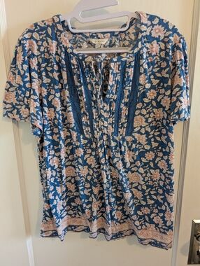 Lucky Brand Floral Blue Short-Sleeve Women's Top with Pintuck Detail